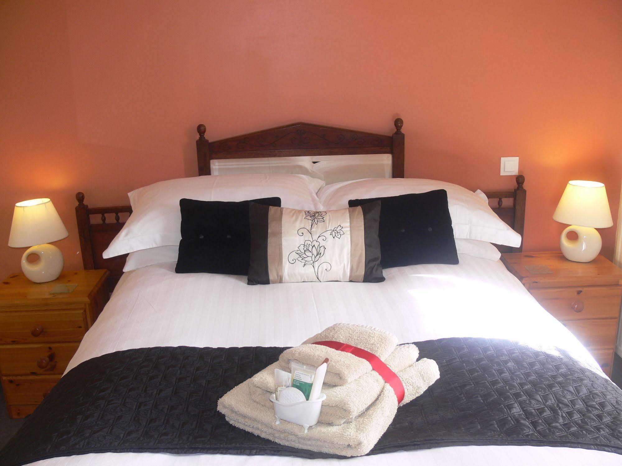 Le Jardin B&B Isigny-le-Buat Bagian luar foto